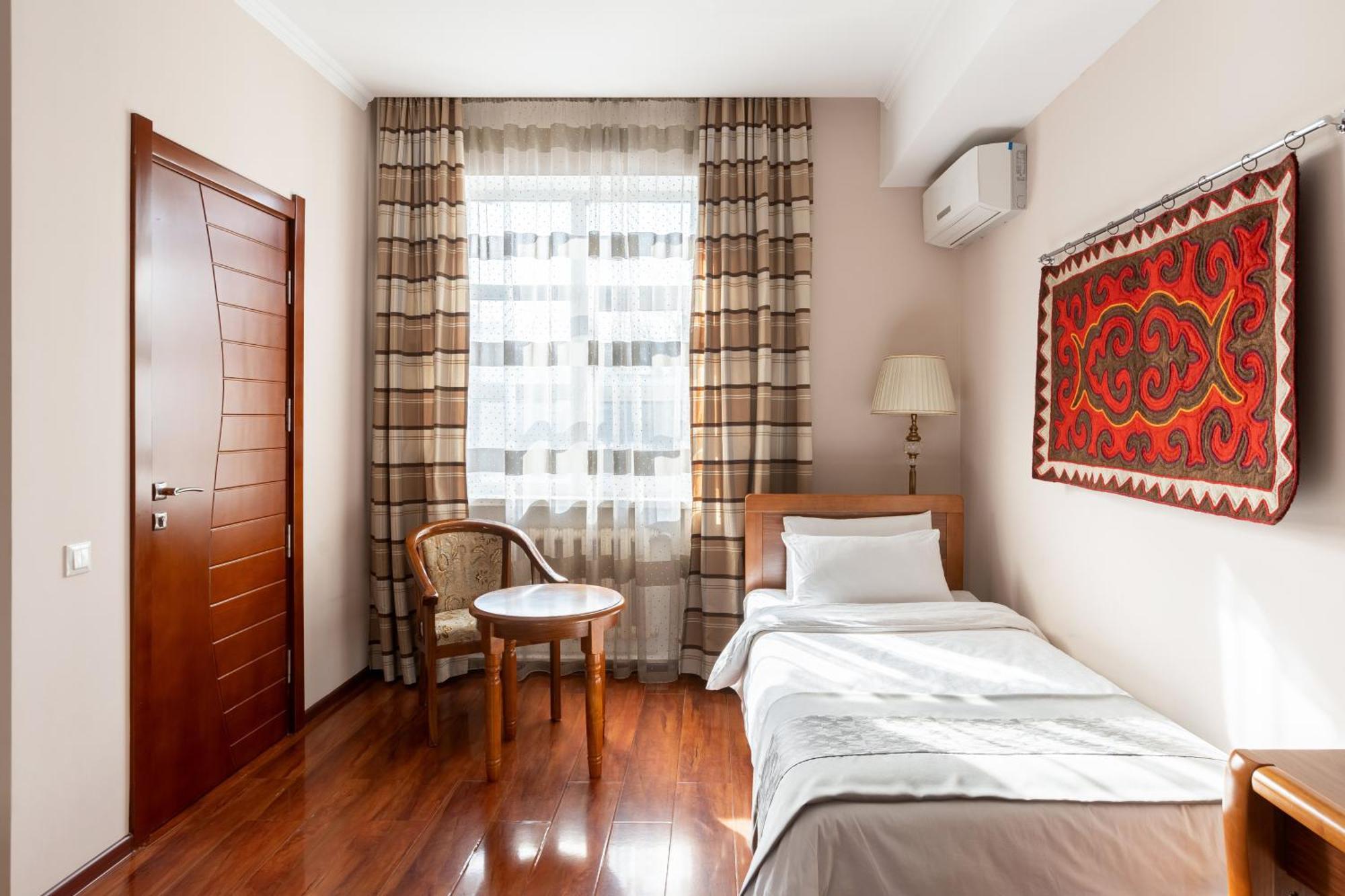 Soluxe Hotel Bishkek Exterior foto