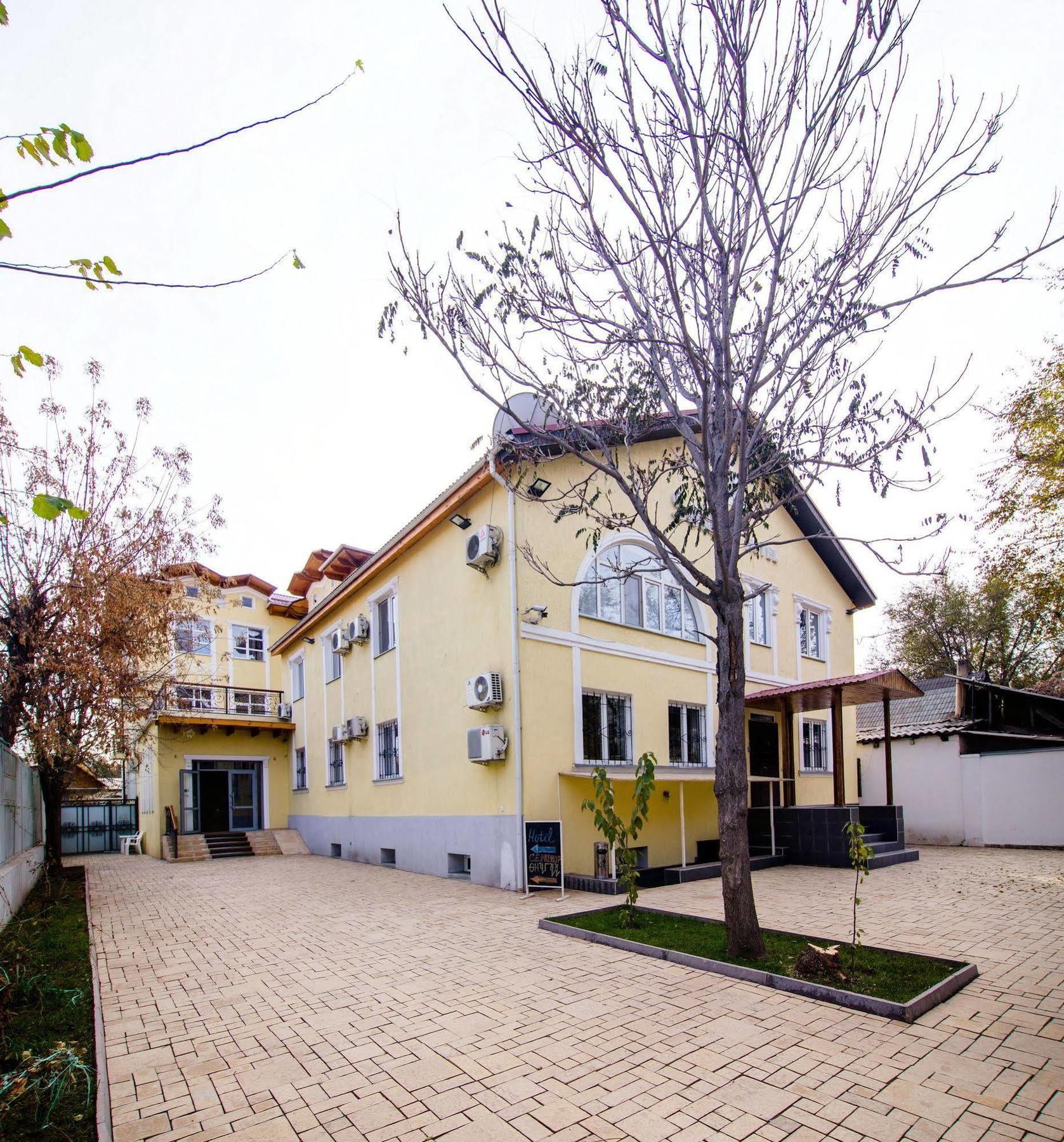 Soluxe Hotel Bishkek Exterior foto